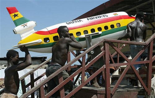 Quan tài hình máy bay cho một người chết ở Ghana.